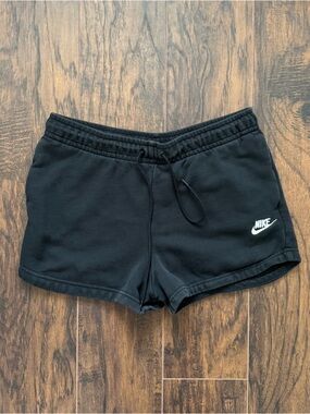 Nike Medium Black Club Fleece Mid-Rise Shorts Shorts